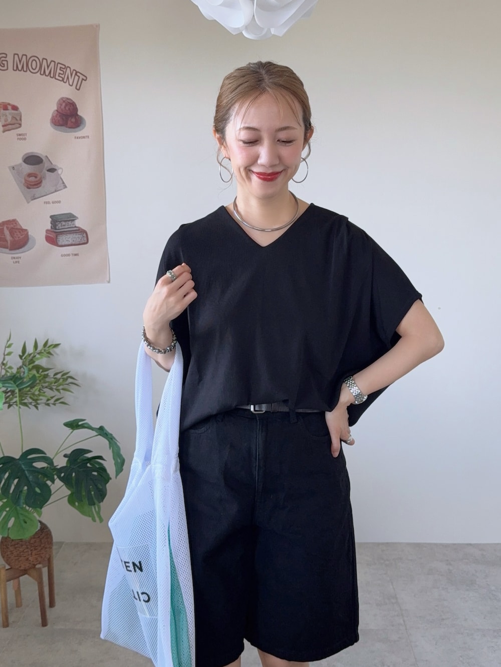 ブラック系のTシャツ/カットソー、ホワイト系のトートバッグ、ブラック系のサンダルを着用したレディースの夏コーディネートの3枚目の写真
