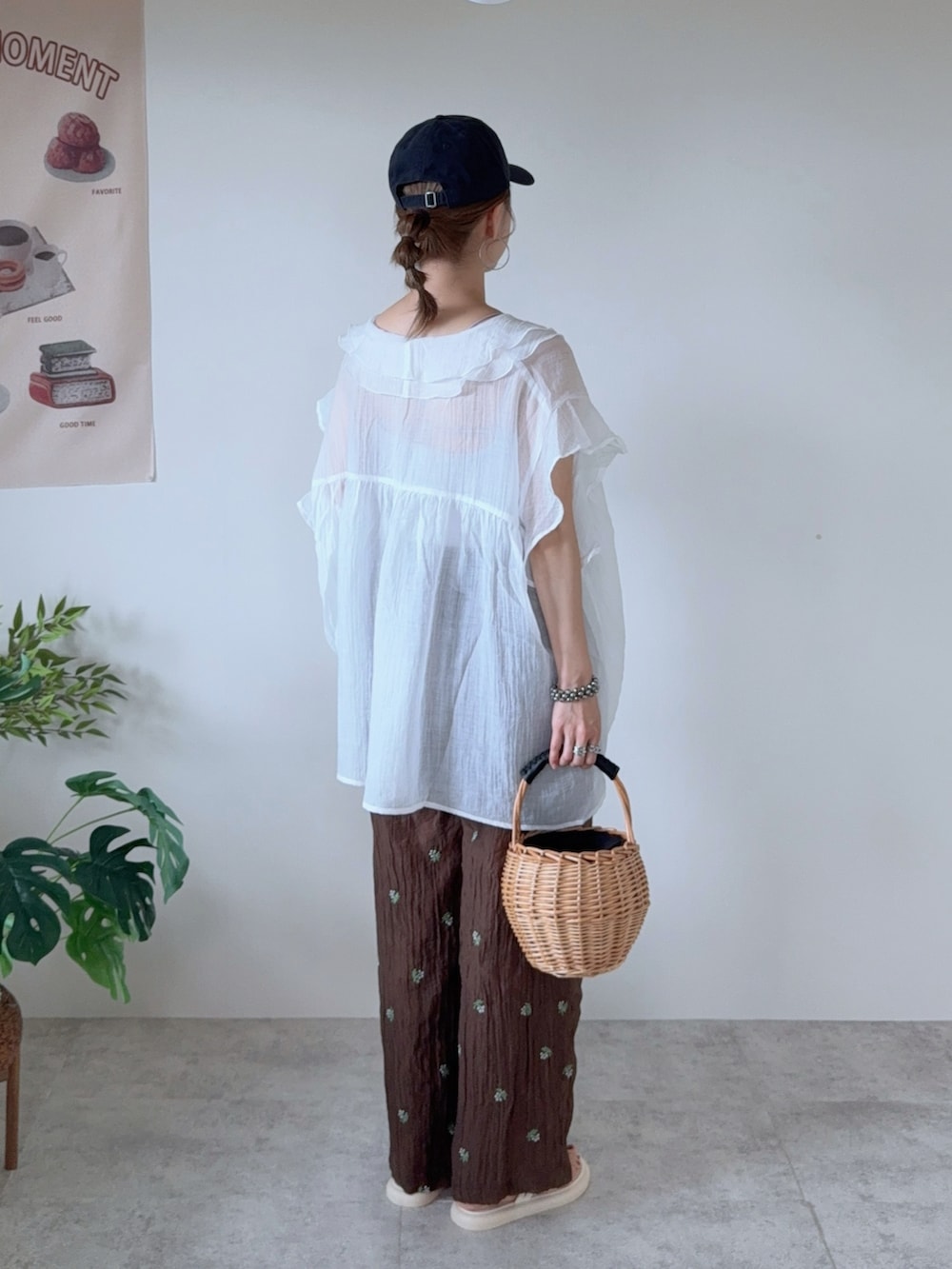 ホワイト系のシャツ/ブラウス、ブラウン系のその他パンツ、ホワイト系のサンダルを着用したレディースの夏コーディネートの3枚目の写真