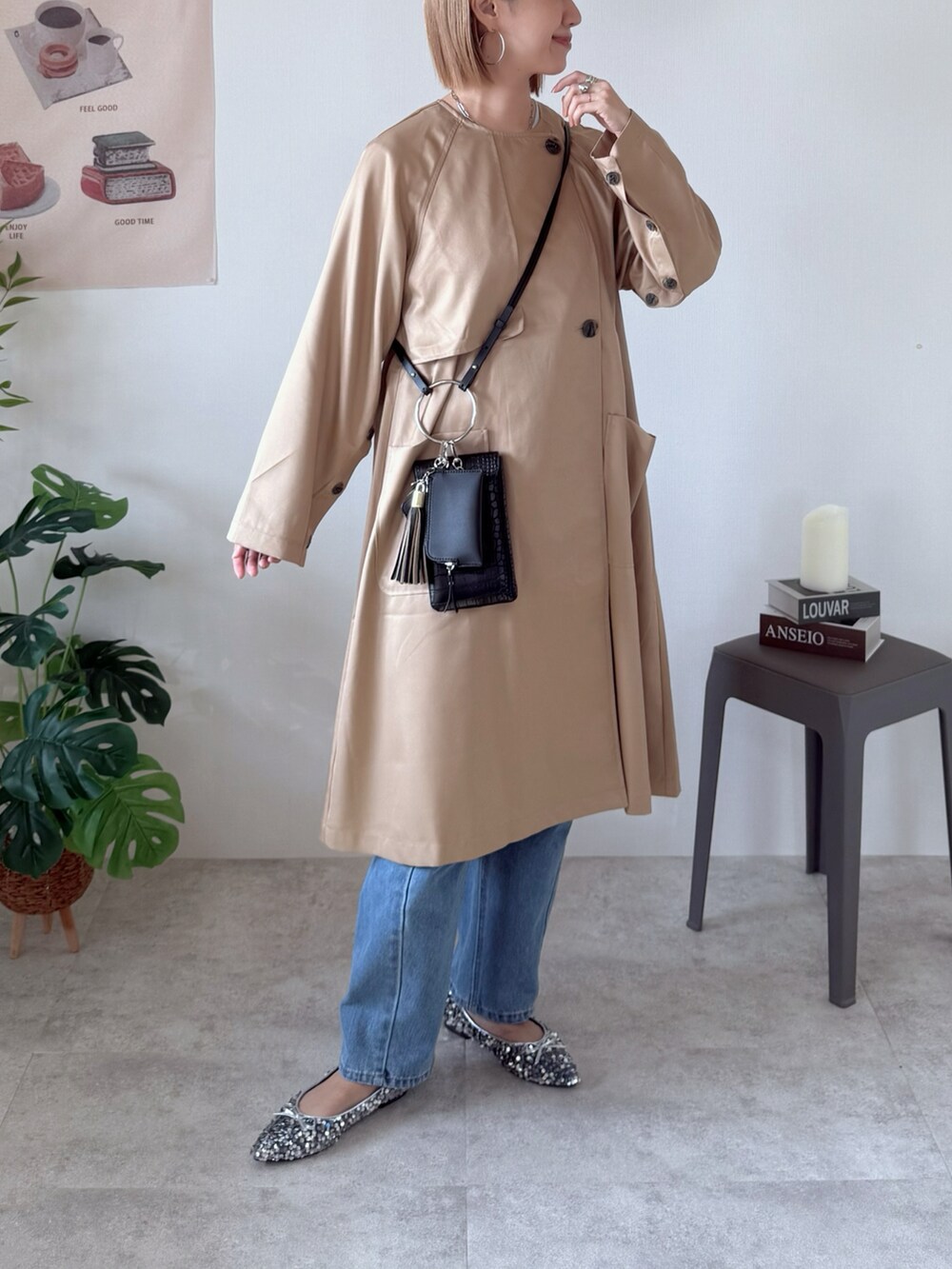 ベージュ系のノーカラーコート、ブルー系のTシャツ/カットソー、シルバー系のパンプスを着用したレディースの春コーディネートの2枚目の写真