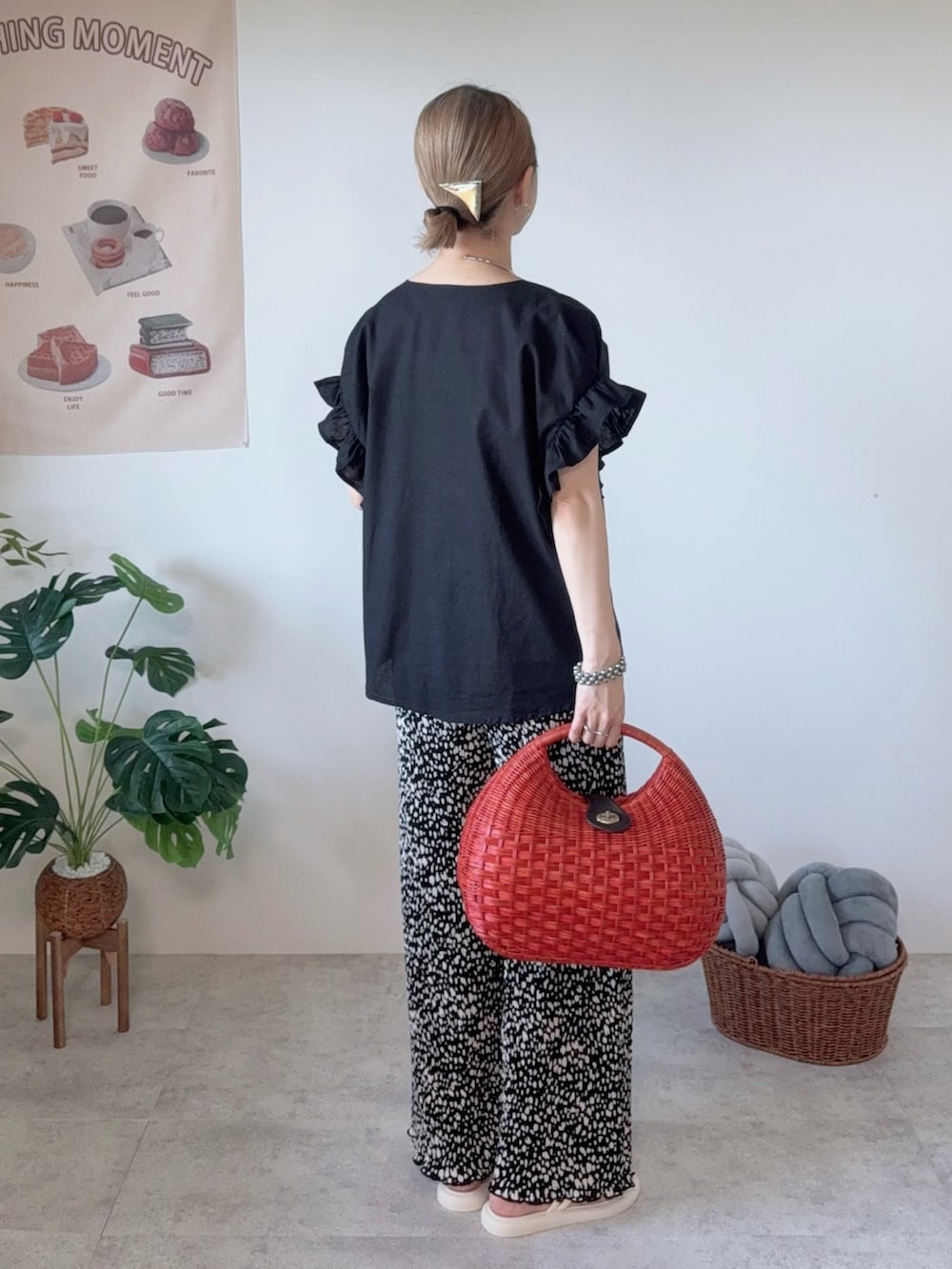 ブラック系のその他パンツ、ホワイト系のサンダル、ブラック系のシャツ/ブラウスを着用したレディースの夏コーディネートの3枚目の写真