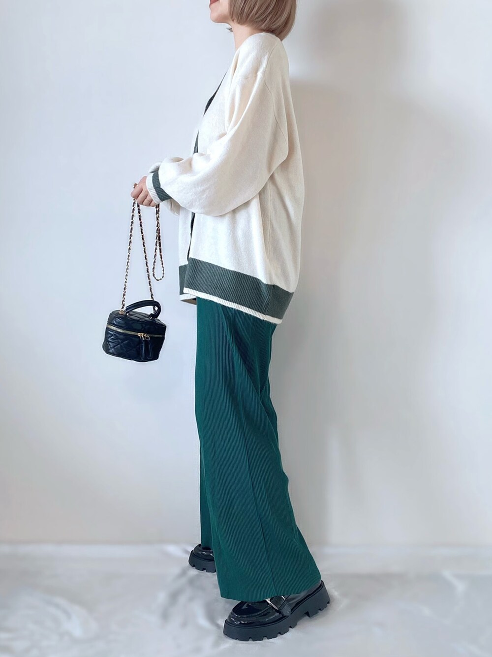 グリーン系のその他パンツ、ブラック系のローファー、ブラック系のショルダーバッグを着用したレディースの秋コーディネートの2枚目の写真