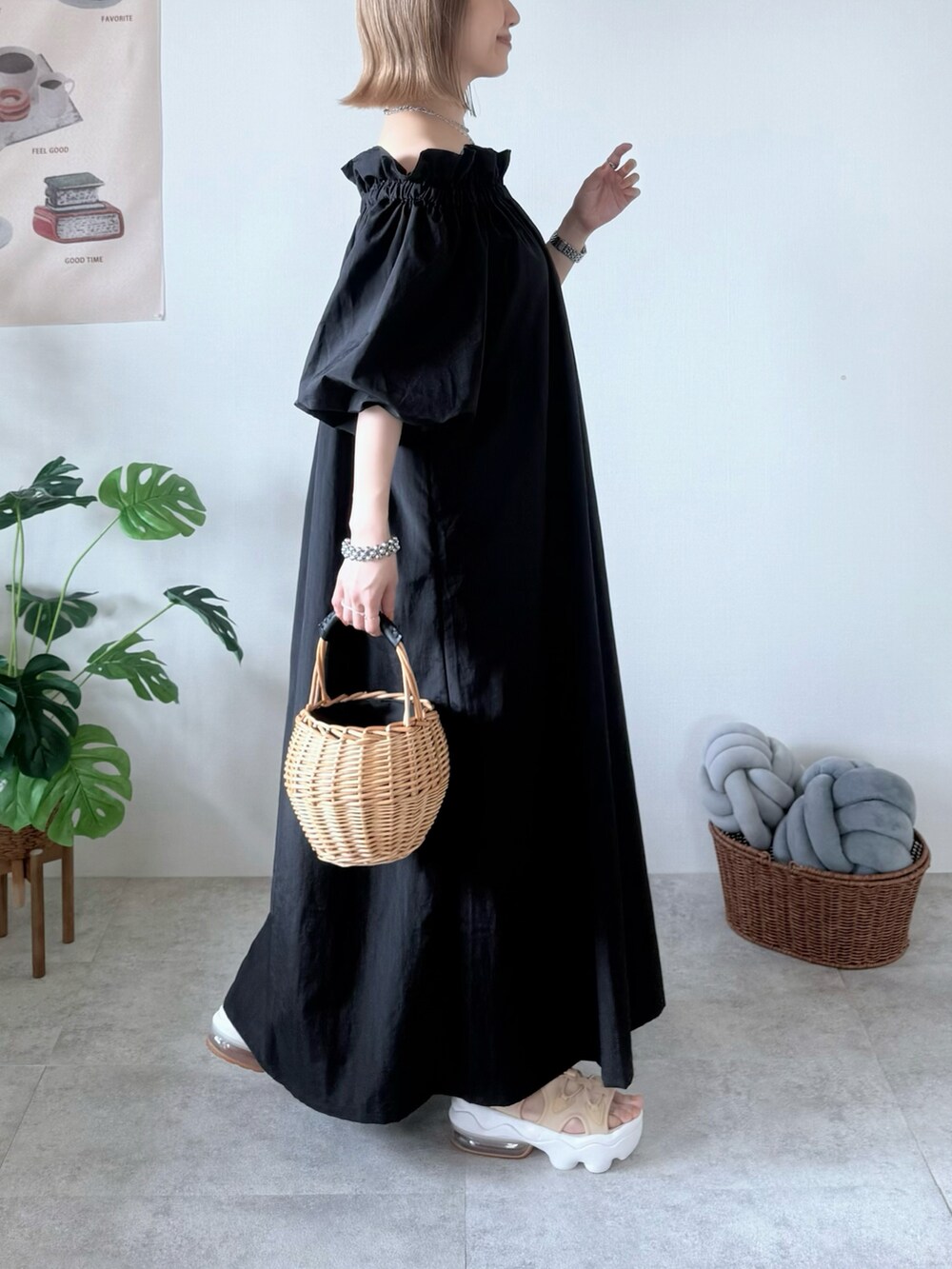 ベージュ系のサンダルを着用したレディースの夏コーディネートの2枚目の写真