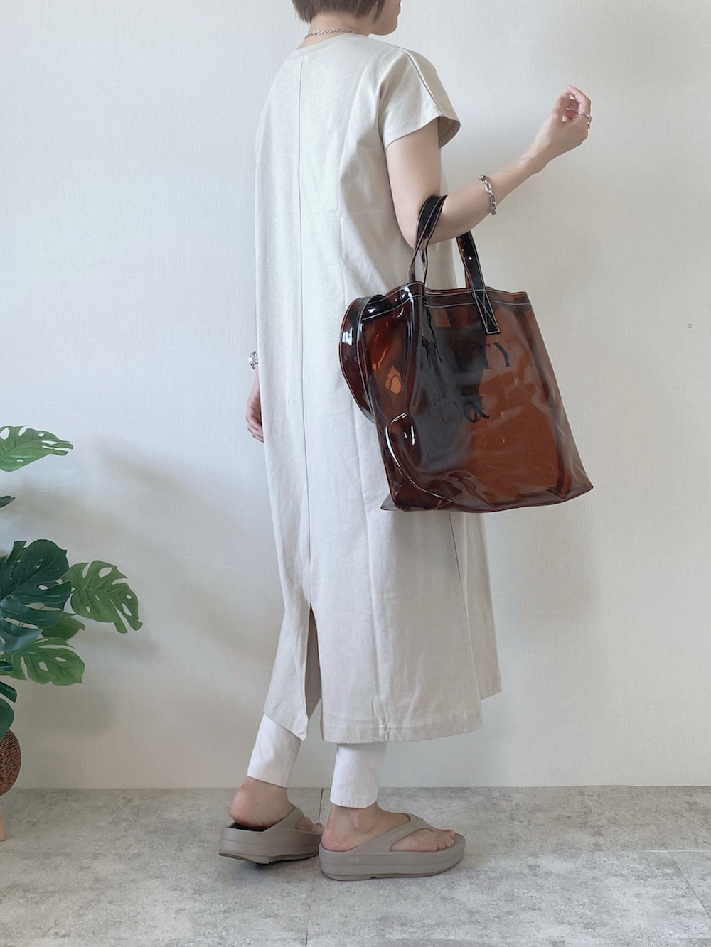 ブラウン系のトートバッグ、ベージュ系のワンピース/ドレス、ベージュ系のサンダルを着用したレディースの夏コーディネートの4枚目の写真