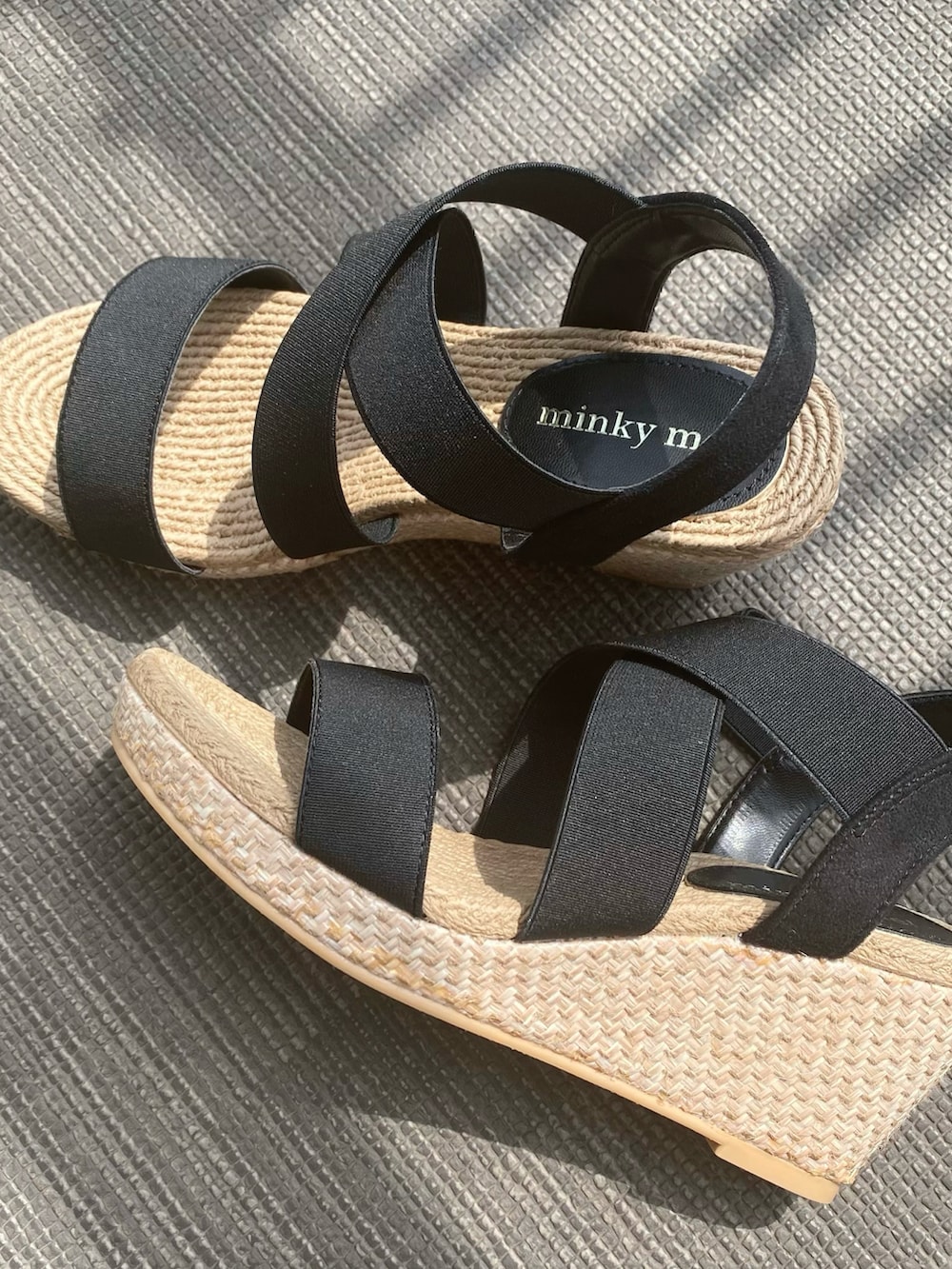 グレー系のTシャツ/カットソー、グリーン系のスカート、ブラック系のバッグを着用したレディースの夏コーディネートの4枚目の写真