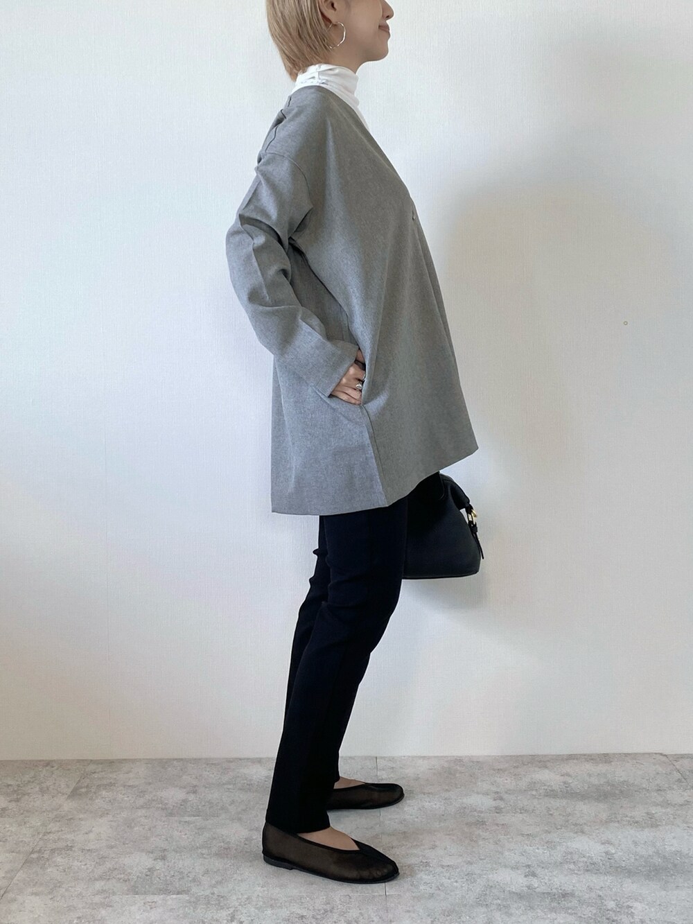 ブラック系のその他パンツ、ブラック系のバレエシューズ、ブラック系のバッグを着用したレディースの夏コーディネートの4枚目の写真