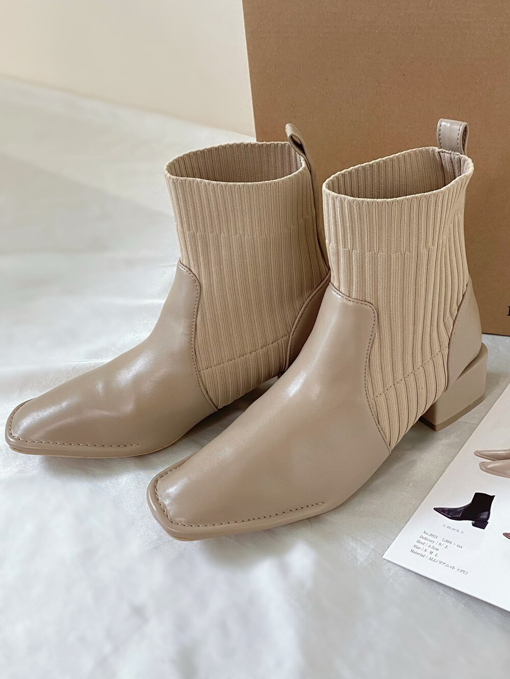 グリーン系のニット/セーター、グリーン系のスカート、ベージュ系のブーツを着用したレディースの秋コーディネートの5枚目の写真