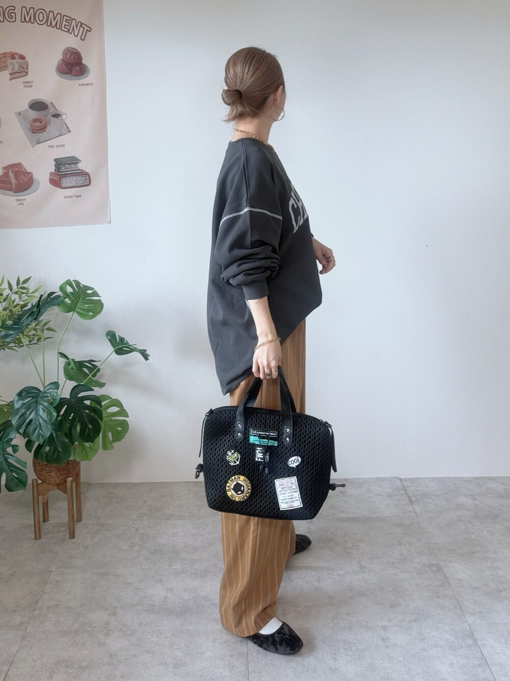 グレー系のスウェット、ブラウン系のその他パンツ、ブラック系のボストンバッグを着用したレディースの秋コーディネートの3枚目の写真