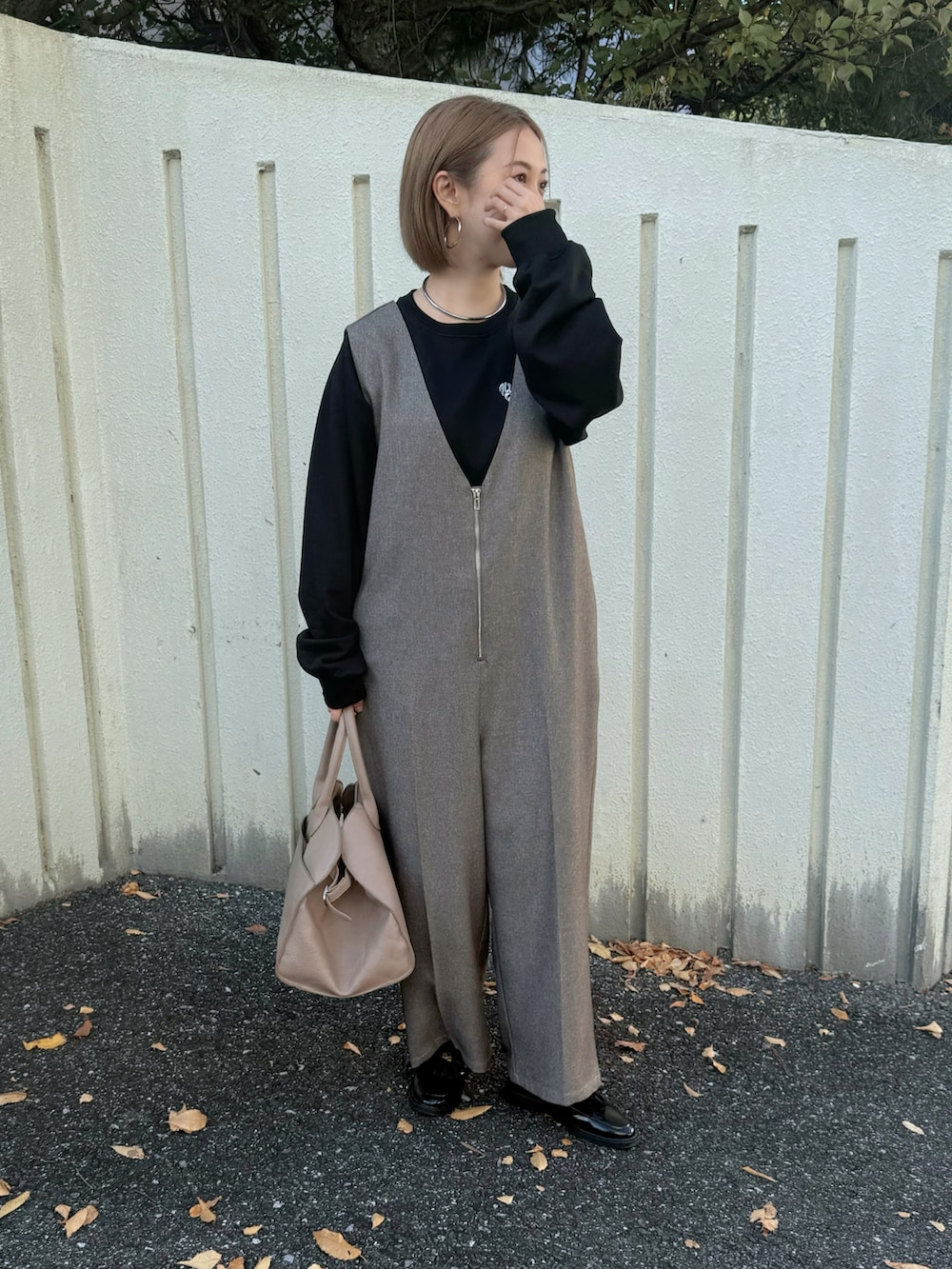 ベージュ系のボストンバッグ、ブラック系のローファー、ブラック系のスウェットを着用したレディースの冬コーディネートの4枚目の写真