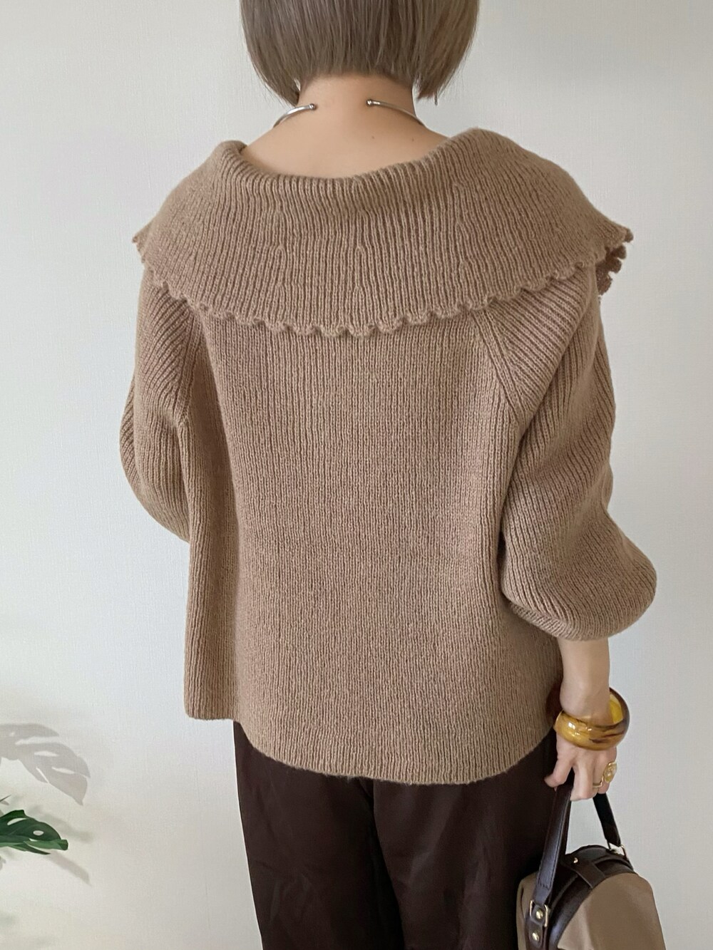 ブラウン系のその他パンツ、ブラウン系のローファー、ブラウン系のハンドバッグを着用したレディースの秋コーディネートの4枚目の写真