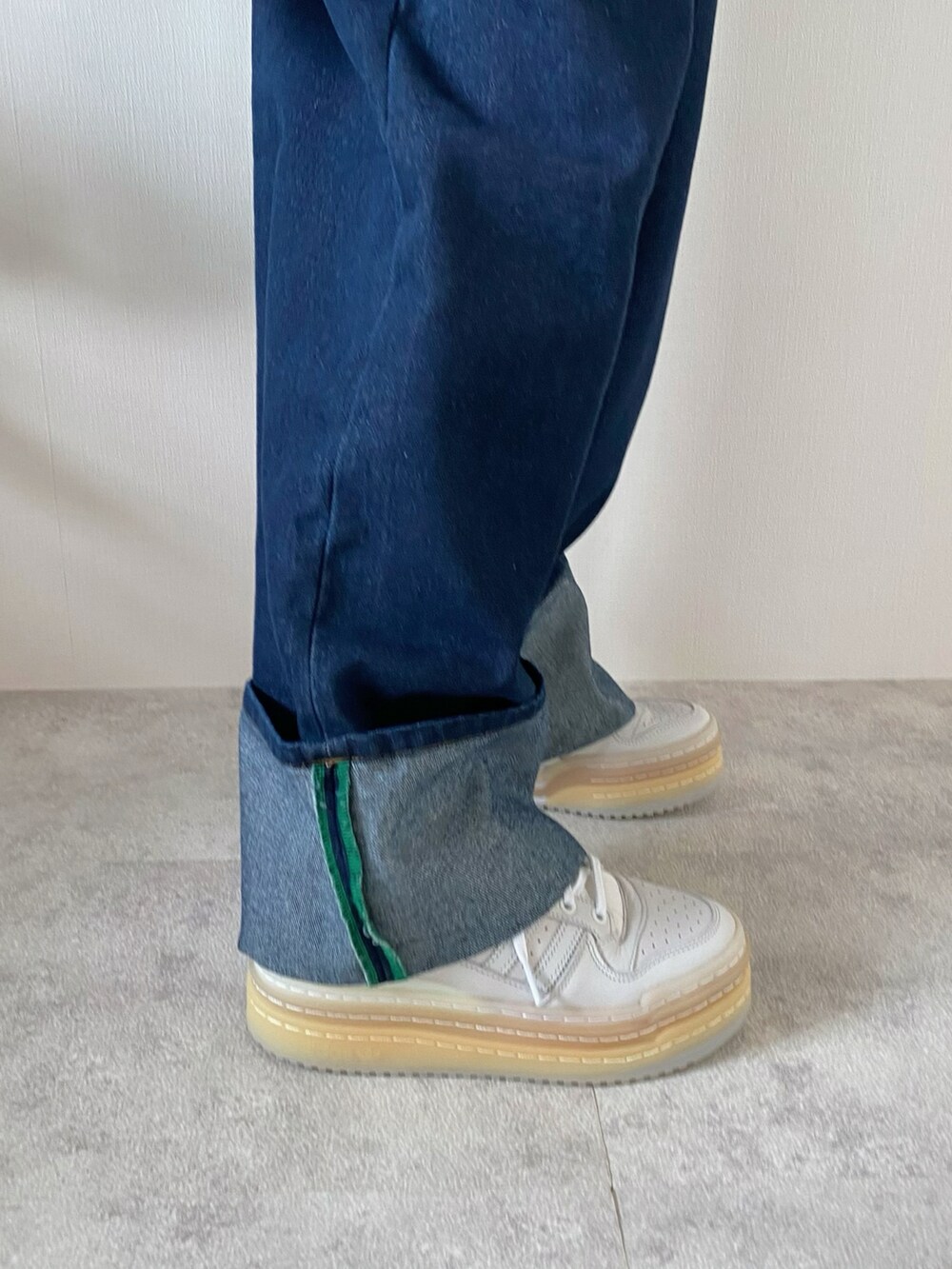 レッド系のボストンバッグ、グレー系のTシャツ/カットソー、ブルー系のサロペット/オーバーオールを着用したレディースの春コーディネートの4枚目の写真