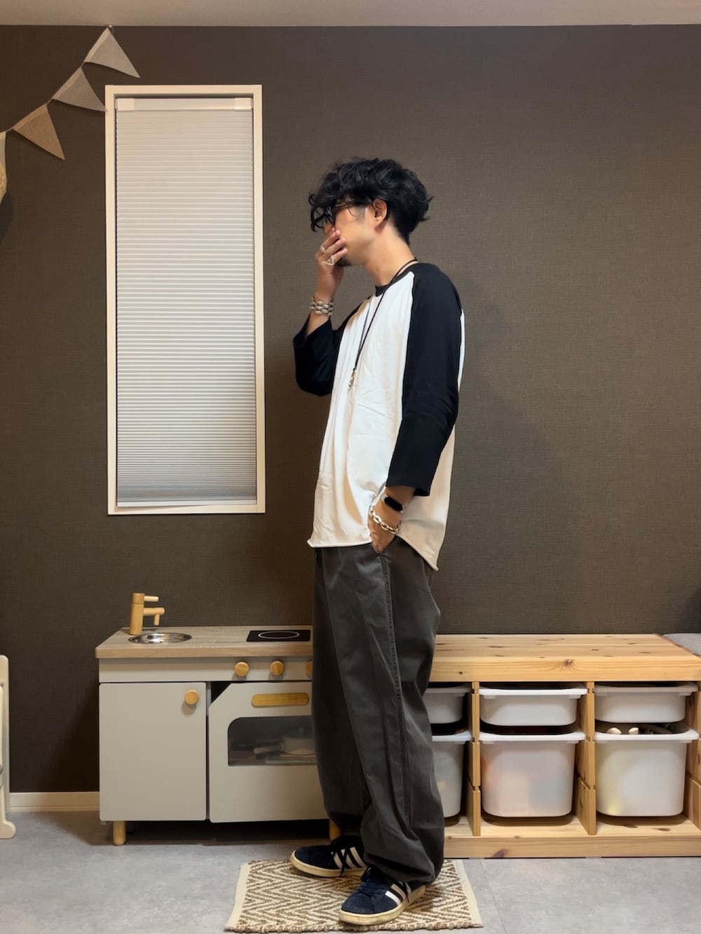 ホワイト系のTシャツ/カットソー、グレー系のその他パンツ、ブルー系のスニーカーを着用したメンズの秋コーディネートの2枚目の写真