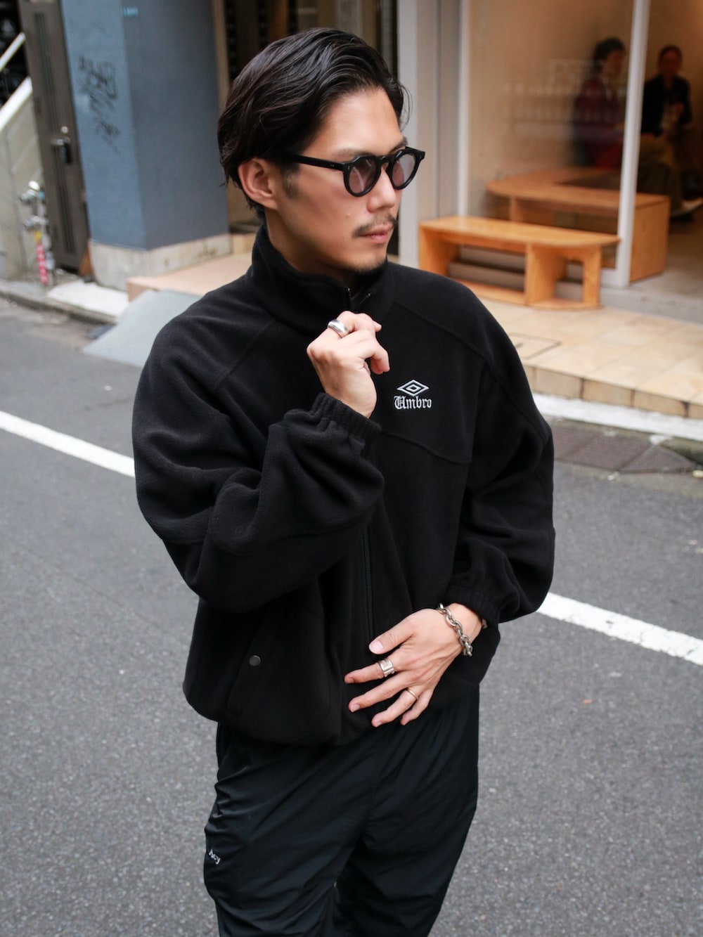 ブラック系のブルゾン、ブラック系のパンツ、ブラック系のブーツを着用したメンズの秋コーディネートの3枚目の写真