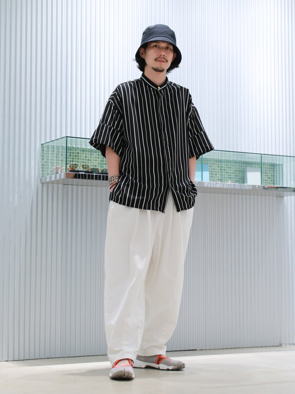 ブラック系のシャツ/ブラウス、ホワイト系のデニムパンツ、グレー系のスニーカーを着用したメンズの夏コーディネートの2枚目の写真
