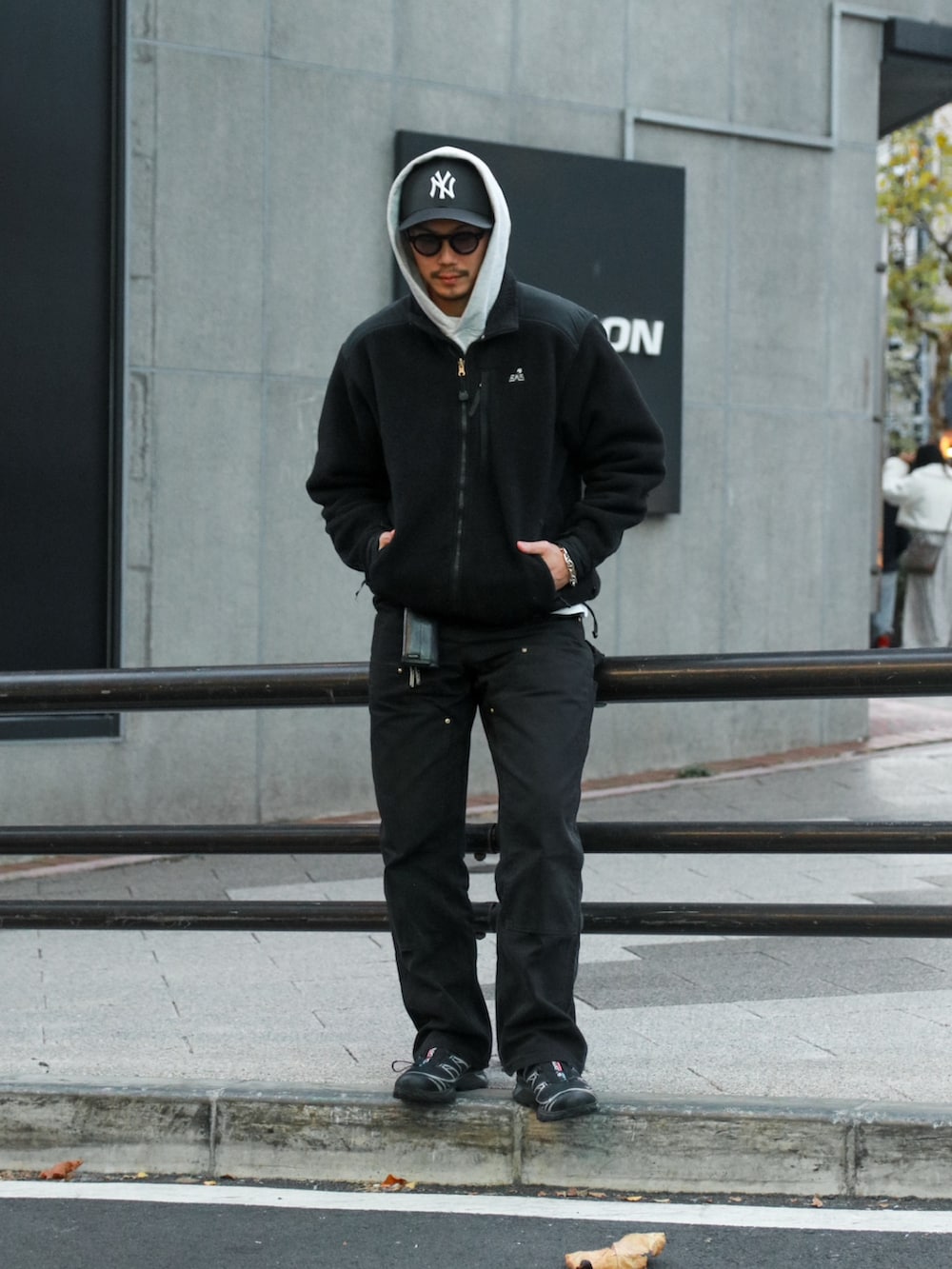 グレー系のパーカー、ブラック系のジャケット/アウター、ブラック系のパンツを着用したメンズの冬コーディネートの2枚目の写真