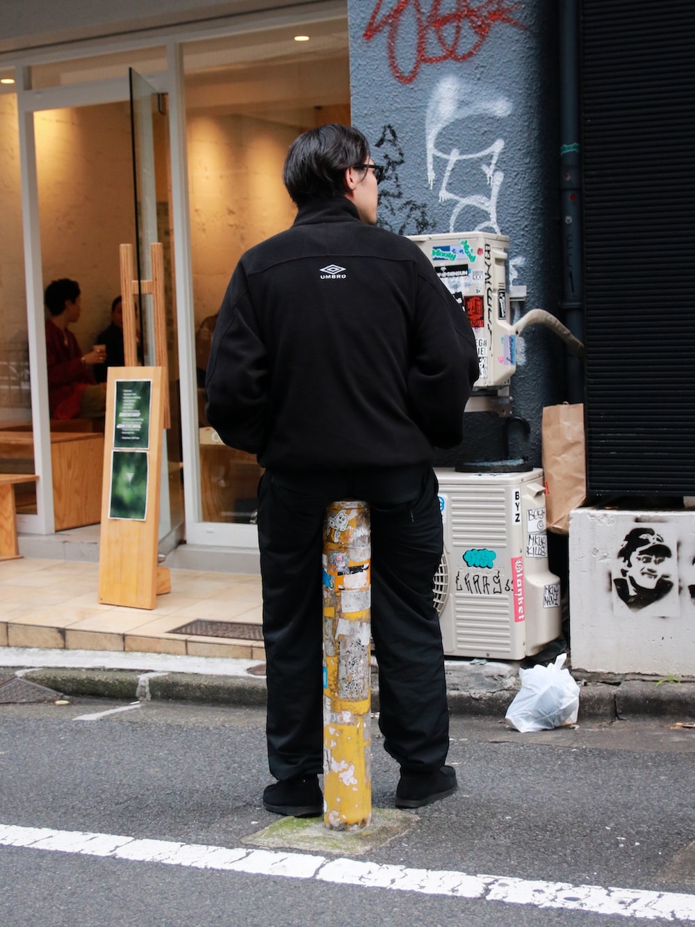 ブラック系のブルゾン、ブラック系のパンツ、ブラック系のブーツを着用したメンズの秋コーディネートの7枚目の写真