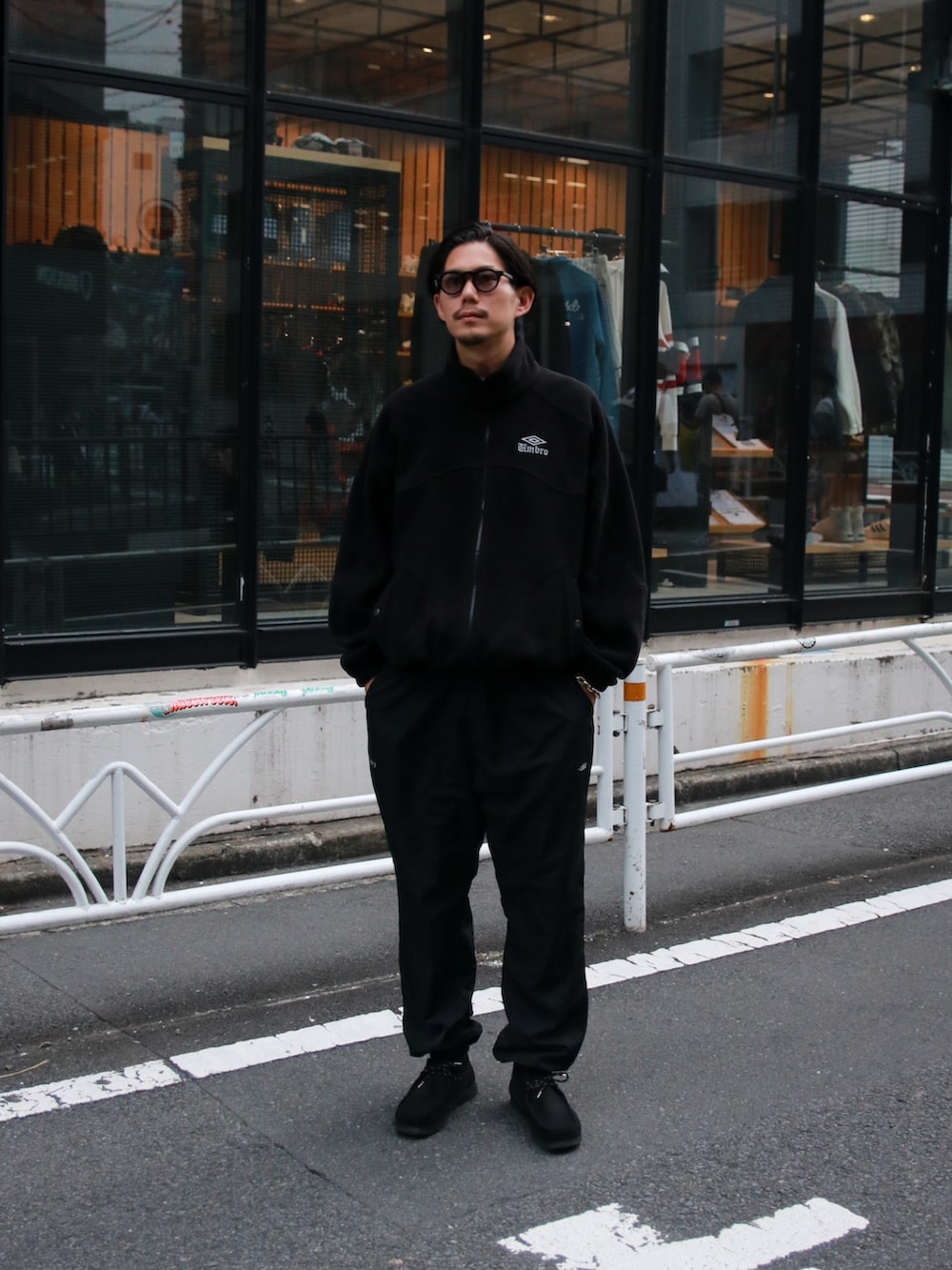 ブラック系のブルゾン、ブラック系のパンツ、ブラック系のブーツを着用したメンズの秋コーディネートの2枚目の写真