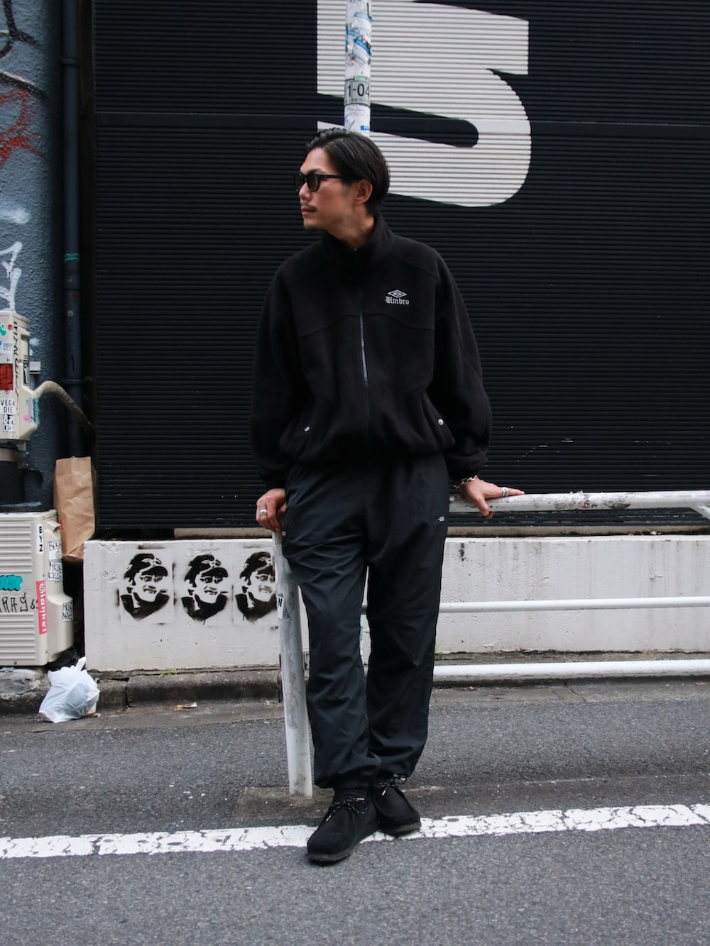 ブラック系のブルゾン、ブラック系のパンツ、ブラック系のブーツを着用したメンズの秋コーディネートの6枚目の写真