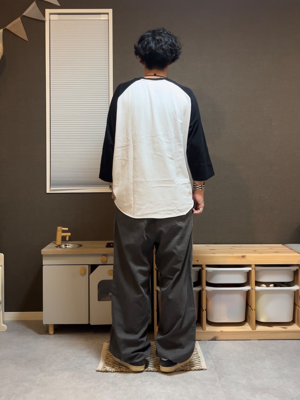 ホワイト系のTシャツ/カットソー、グレー系のその他パンツ、ブルー系のスニーカーを着用したメンズの秋コーディネートの3枚目の写真