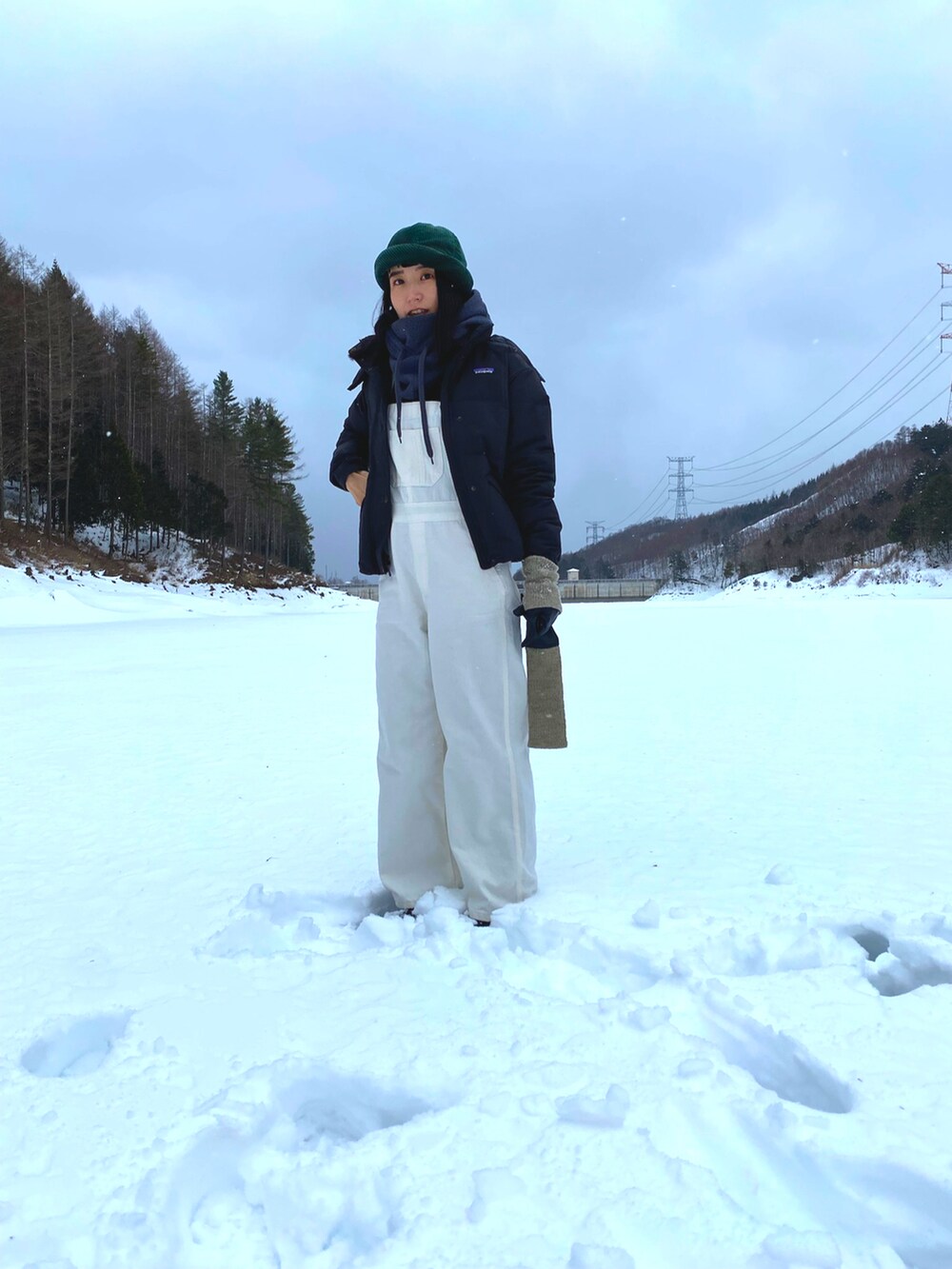 ブラック系のダウンジャケット/コート、ホワイト系のつなぎ/オールインワンを着用したレディースの秋コーディネートの3枚目の写真