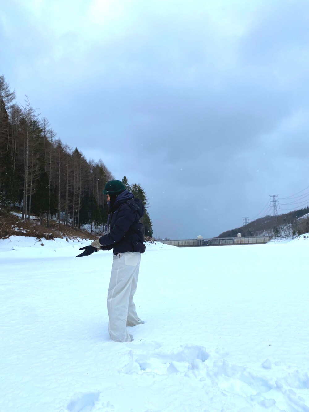 ブラック系のダウンジャケット/コート、ホワイト系のつなぎ/オールインワンを着用したレディースの秋コーディネートの2枚目の写真