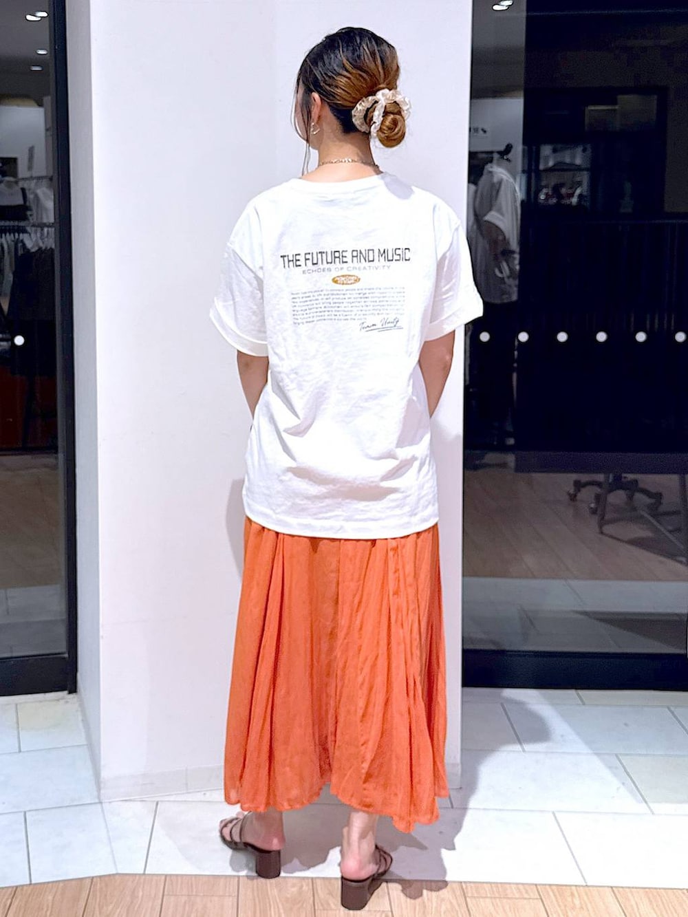 「ママコーデ、高身長、LOWRYS FARM、GLOBAL WORK、ブランドミックス、Tシャツ、ラフ、スカート、ロングスカート、楽ちんコーデ、大人カジュアル、シンプルコーデ、夏コーデ」|「GLOBAL WORKのエアリーリラックスフレアスカート/147678(スカート、オレンジ系)」を使った、がままきさん(レディース・167cm)の春コーディネートの3枚目の写真