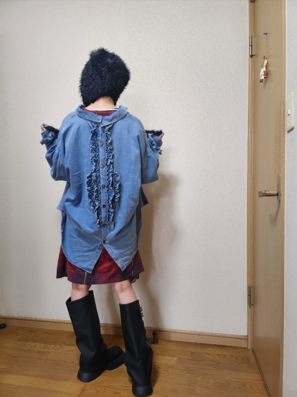 「赤チェック、デニム、ブーツ、お洒落さんとつながりたい、古着MIX、フリル」｜「SEHINのアイテム（ブーツ、ブラック系）」を使った、love blue さん（レディース・158cm）の秋コーディネートの3枚目の写真