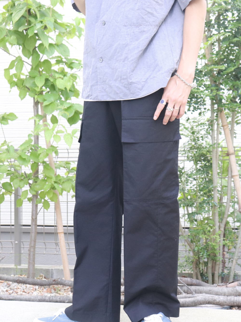 ブラック系のカーゴパンツ、ブルー系のシャツ/ブラウス、ゴールド系のリングを着用したメンズの夏コーディネートの3枚目の写真