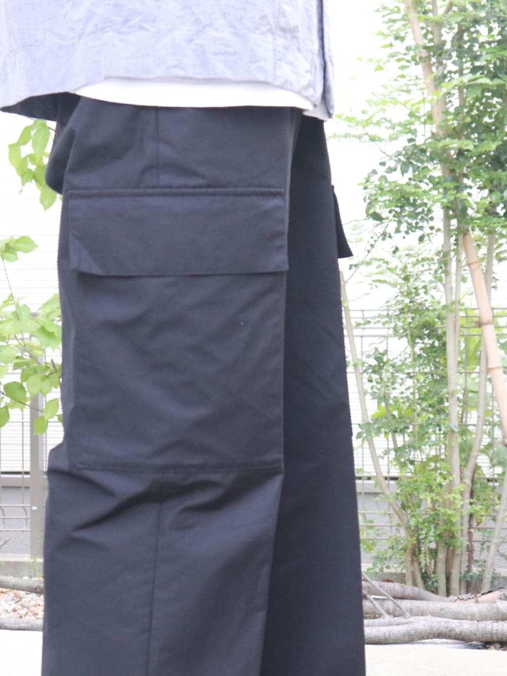 ブラック系のカーゴパンツ、ブルー系のシャツ/ブラウス、ゴールド系のリングを着用したメンズの夏コーディネートの4枚目の写真