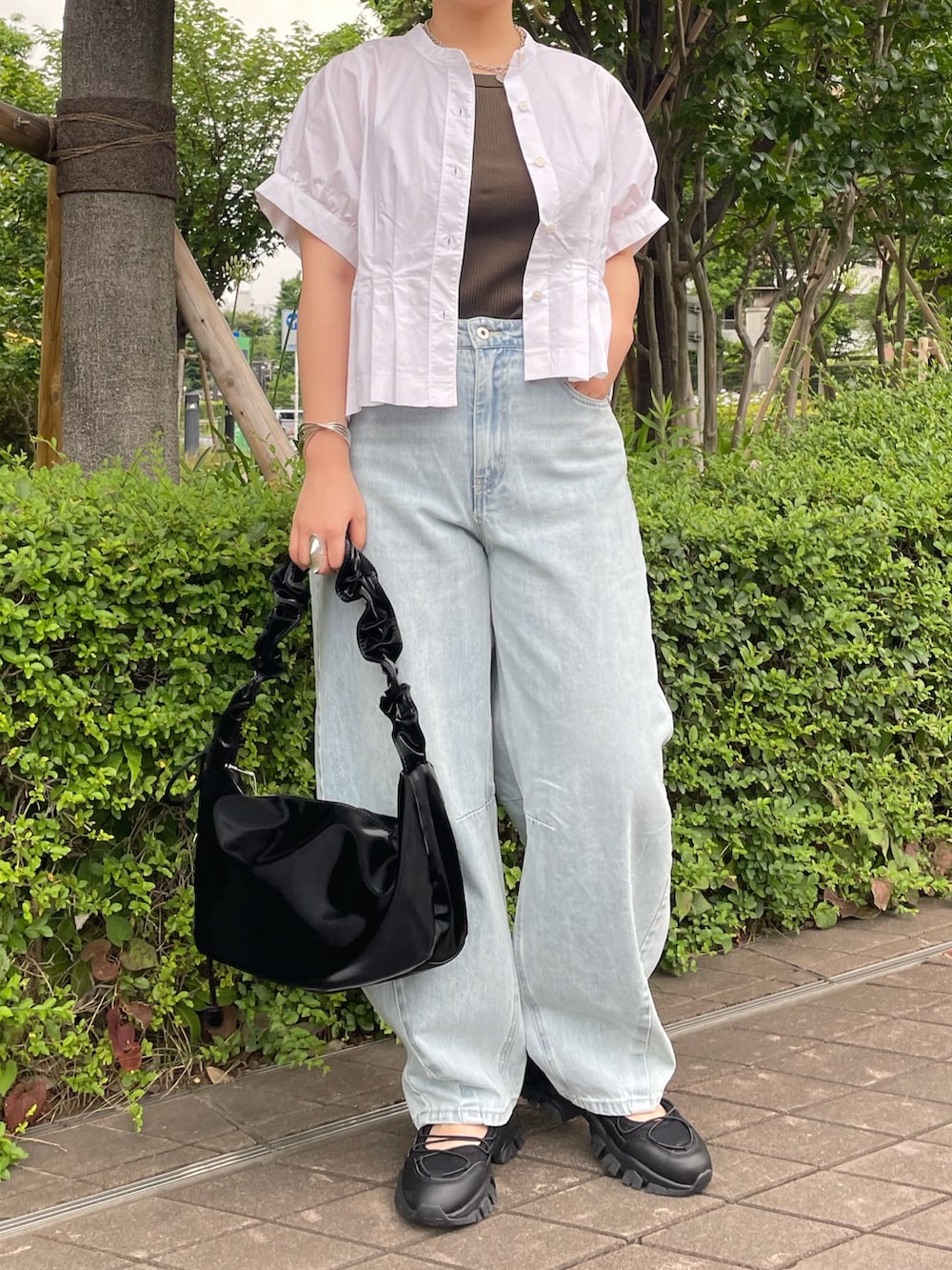 ホワイト系のシャツ/ブラウス、ブルー系のデニムパンツ、ブラック系のサンダルを着用したレディースの夏コーディネートの4枚目の写真