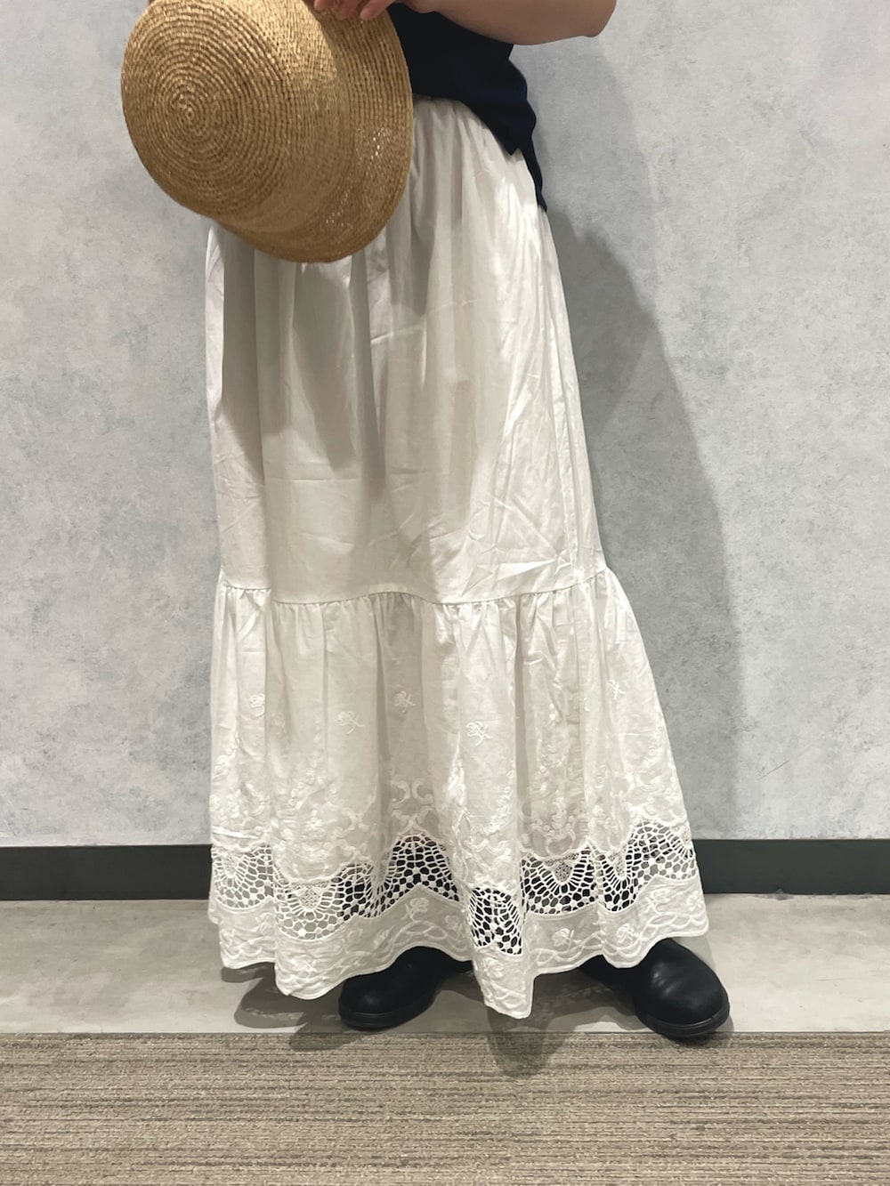 ホワイト系のスカート、ブルー系のTシャツ/カットソー、ベージュ系のハットを着用したレディースの春コーディネートの3枚目の写真