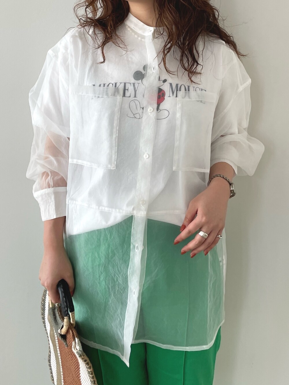 ホワイト系のTシャツ/カットソー、ホワイト系のシャツ/ブラウス、オレンジ系のトートバッグを着用したレディースの春コーディネートの3枚目の写真