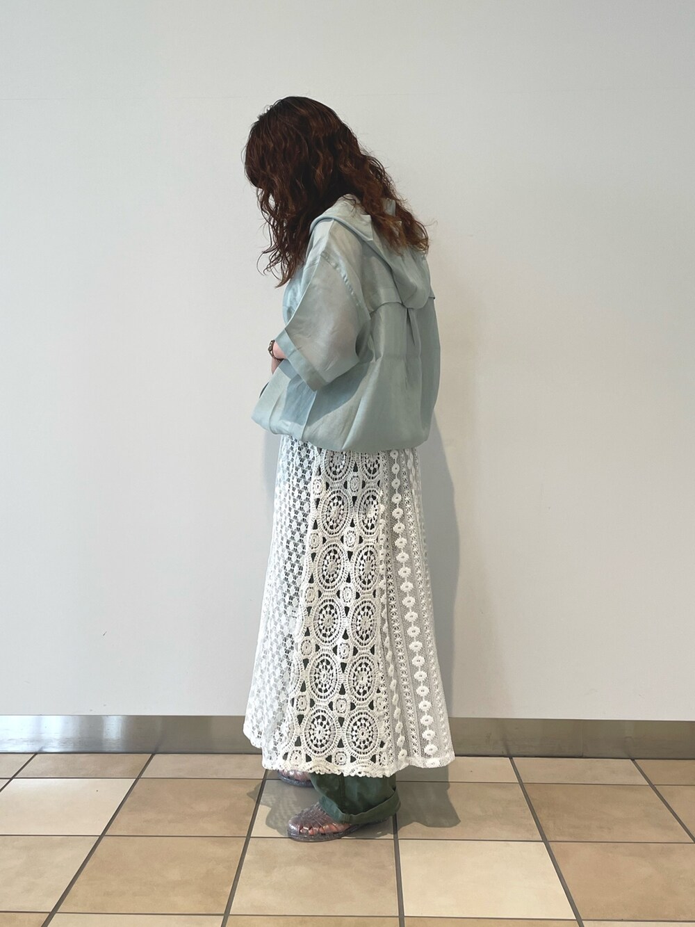 ブルー系のブルゾン、ホワイト系のワンピースを着用したレディースの夏コーディネートの3枚目の写真