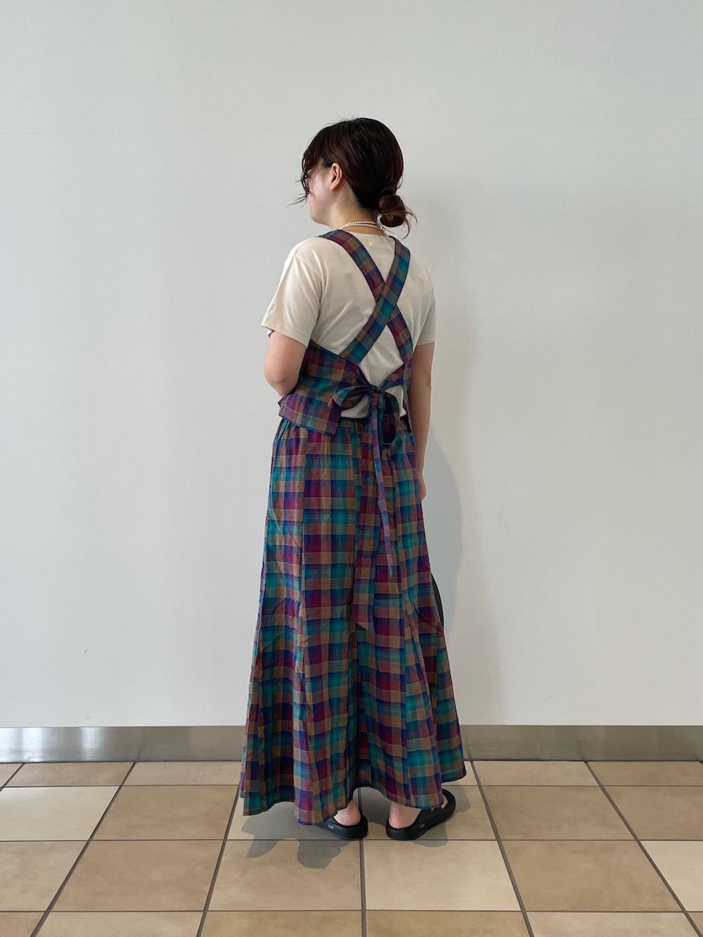 ブラック系のショルダーバッグ、ブルー系のシャツ/ブラウス、ブルー系のスカートを着用したレディースの夏コーディネートの2枚目の写真