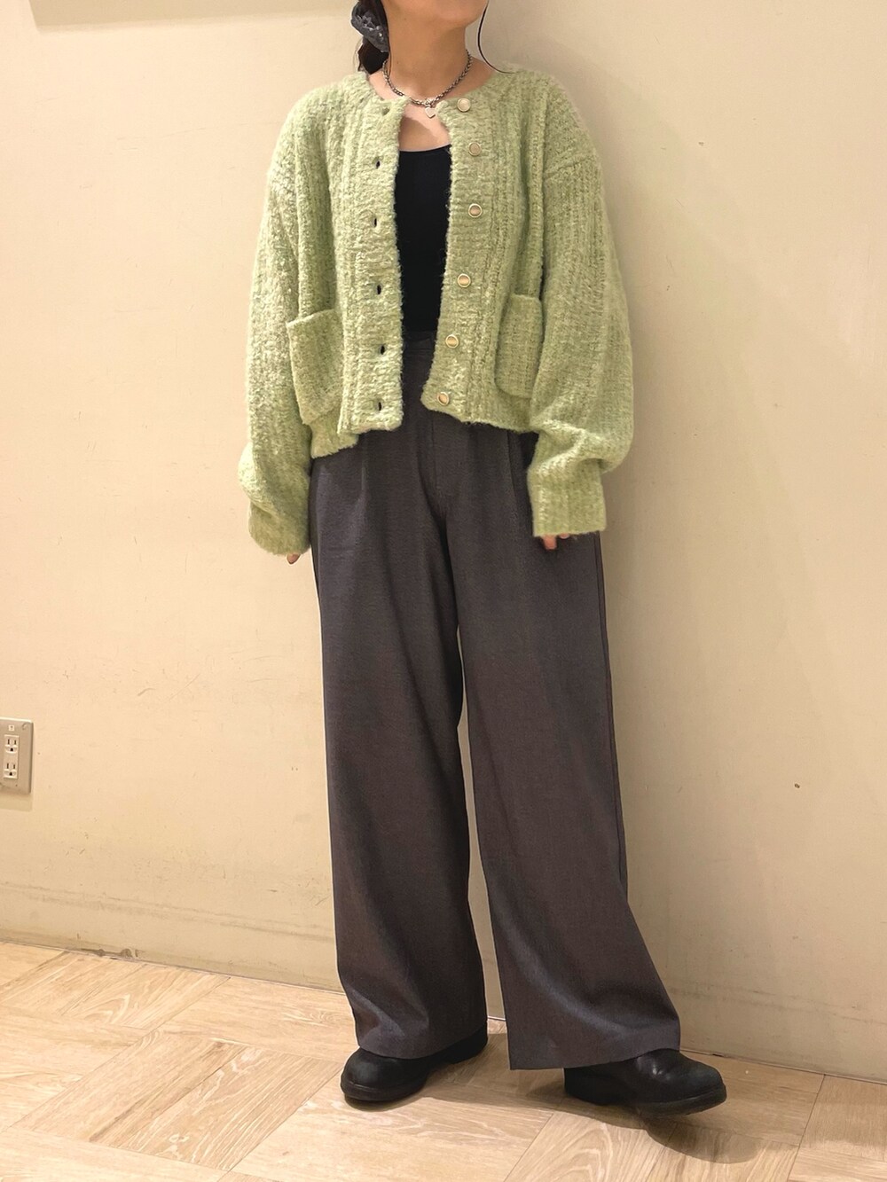 グレー系のその他パンツ、グリーン系のカーディガン/ボレロを着用したレディースの秋コーディネートの3枚目の写真