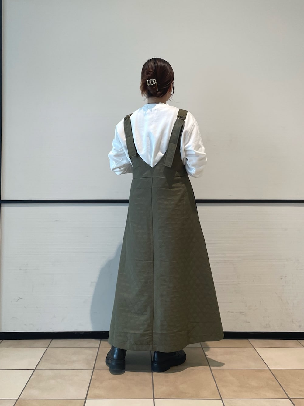 「FREDY&GLOSTER、フレディアンドグロスター、カジュアルコーデ、お出かけコーデ、大人女子、秋冬コーデ、ジャンスカ、キルティングワンピース、スウェット、ミッキー、GOOD ROCK SPEED、キラキラバッグ、ワンピース、大人かわいい」｜「GOOD ROCK SPEEDの【goodrock speed/グッドロックスピード】【FREDY別注】MICKEY裏毛スウェット（スウェット、ホワイト系）」を使った、TSUNODAさん（レディース・160cm）の秋コーディネートの3枚目の写真