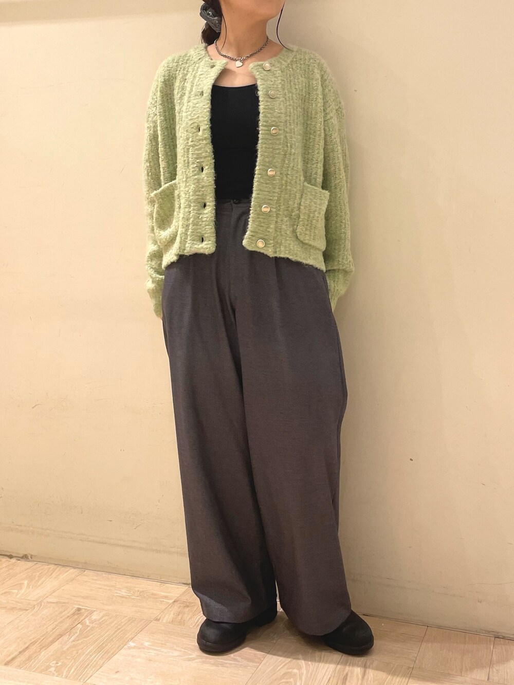 グレー系のその他パンツ、グリーン系のカーディガン/ボレロを着用したレディースの秋コーディネートの4枚目の写真