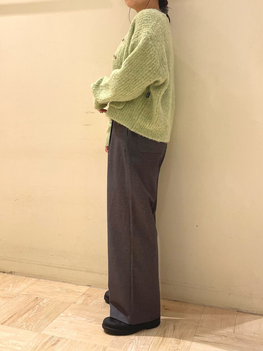 グレー系のその他パンツ、グリーン系のカーディガン/ボレロを着用したレディースの秋コーディネートの5枚目の写真