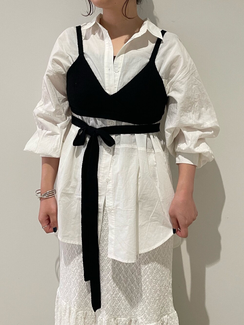 ブラック系のニット/セーター、ホワイト系のシャツ/ブラウス、ホワイト系のスカートを着用したレディースの夏コーディネートの3枚目の写真