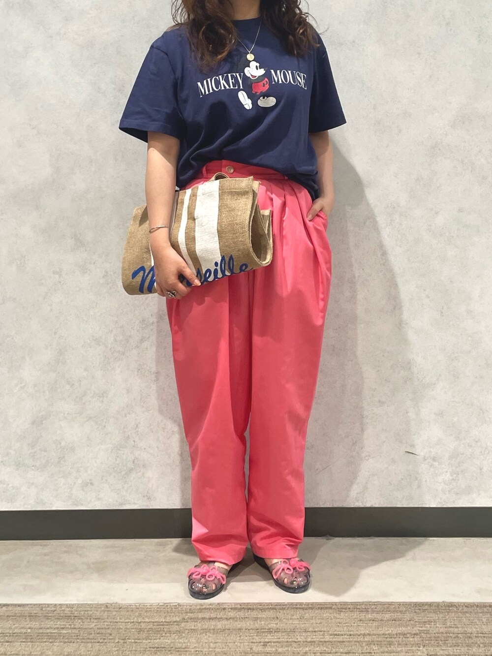 ブルー系のTシャツ/カットソー、ピンク系のその他パンツ、ブラック系のサンダルを着用したレディースの春コーディネートの2枚目の写真