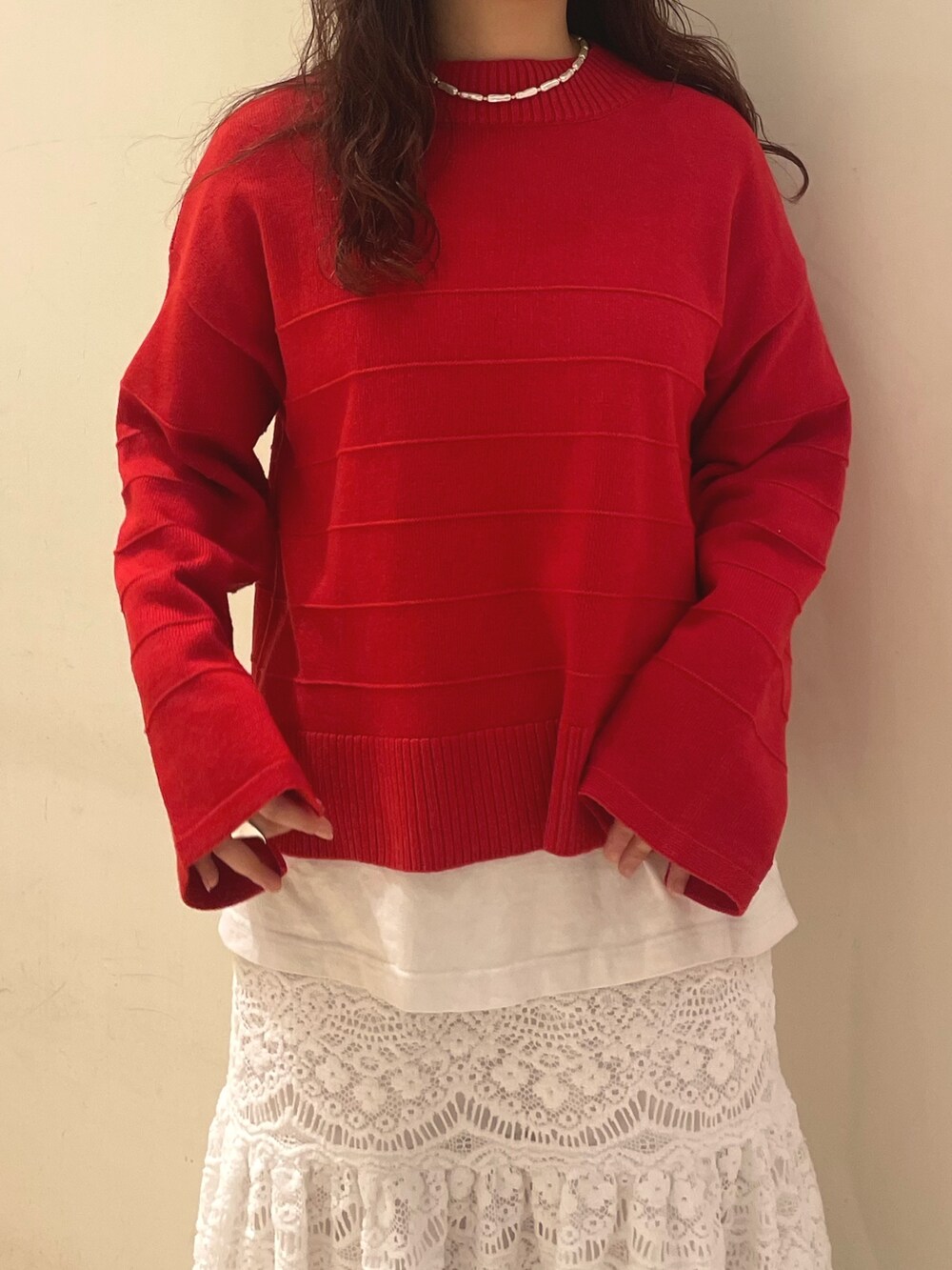 グリーン系のブルゾン、レッド系のニット/セーター、ホワイト系のスカートを着用したレディースの冬コーディネートの6枚目の写真