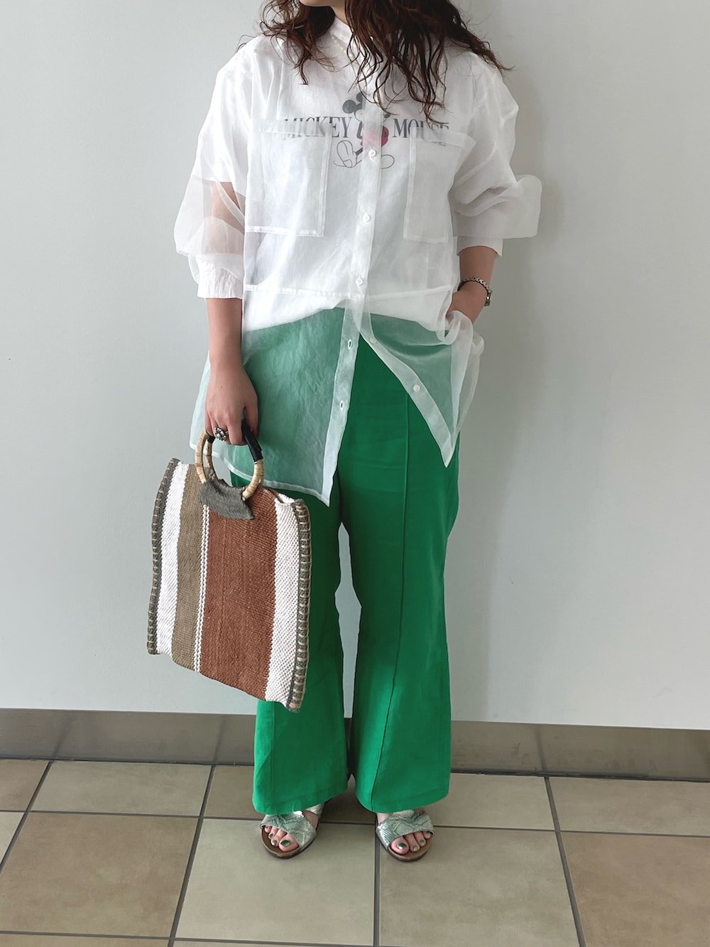 ホワイト系のTシャツ/カットソー、ホワイト系のシャツ/ブラウス、オレンジ系のトートバッグを着用したレディースの春コーディネートの2枚目の写真