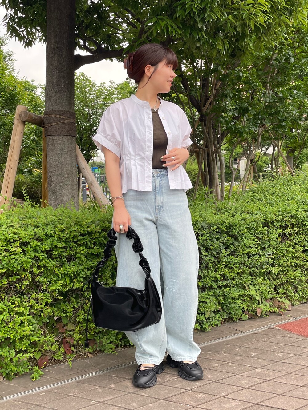 ホワイト系のシャツ/ブラウス、ブルー系のデニムパンツ、ブラック系のサンダルを着用したレディースの夏コーディネートの2枚目の写真