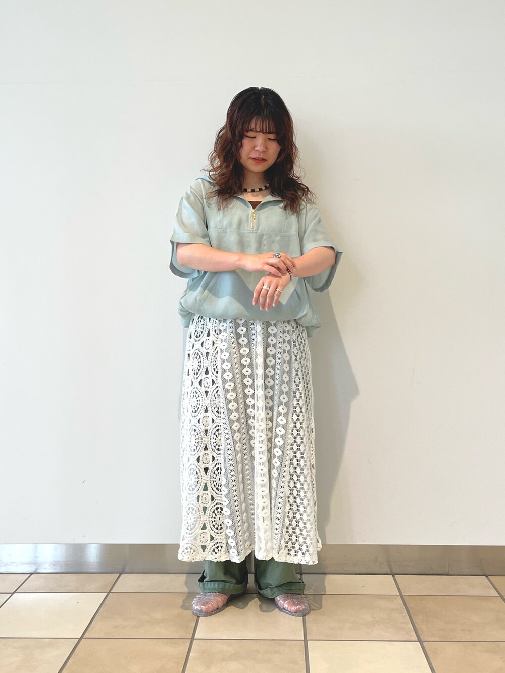 ブルー系のブルゾン、ホワイト系のワンピースを着用したレディースの夏コーディネートの2枚目の写真