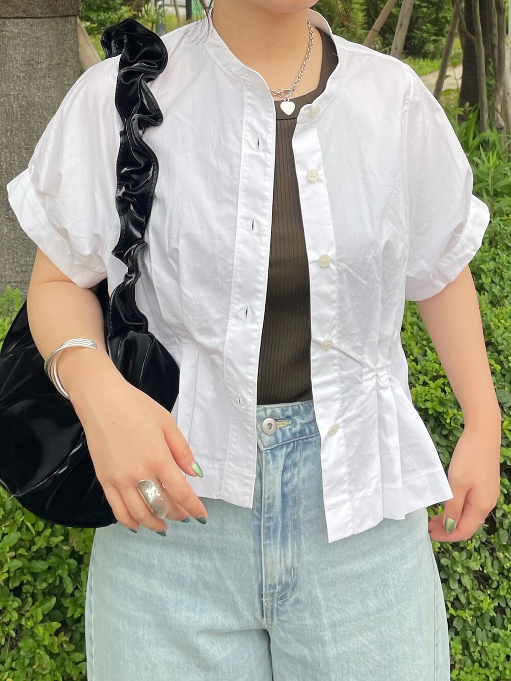 ホワイト系のシャツ/ブラウス、ブルー系のデニムパンツ、ブラック系のサンダルを着用したレディースの夏コーディネートの6枚目の写真