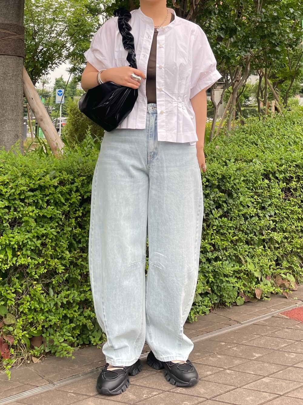 ホワイト系のシャツ/ブラウス、ブルー系のデニムパンツ、ブラック系のサンダルを着用したレディースの夏コーディネートの5枚目の写真