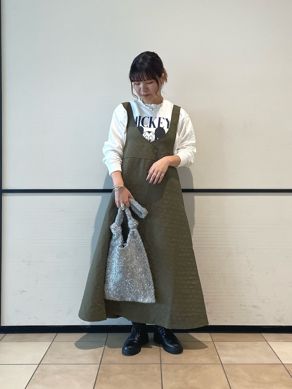 「FREDY&GLOSTER、フレディアンドグロスター、カジュアルコーデ、お出かけコーデ、大人女子、秋冬コーデ、ジャンスカ、キルティングワンピース、スウェット、ミッキー、GOOD ROCK SPEED、キラキラバッグ、ワンピース、大人かわいい」｜「GOOD ROCK SPEEDの【goodrock speed/グッドロックスピード】【FREDY別注】MICKEY裏毛スウェット（スウェット、ホワイト系）」を使った、TSUNODAさん（レディース・160cm）の秋コーディネートの2枚目の写真