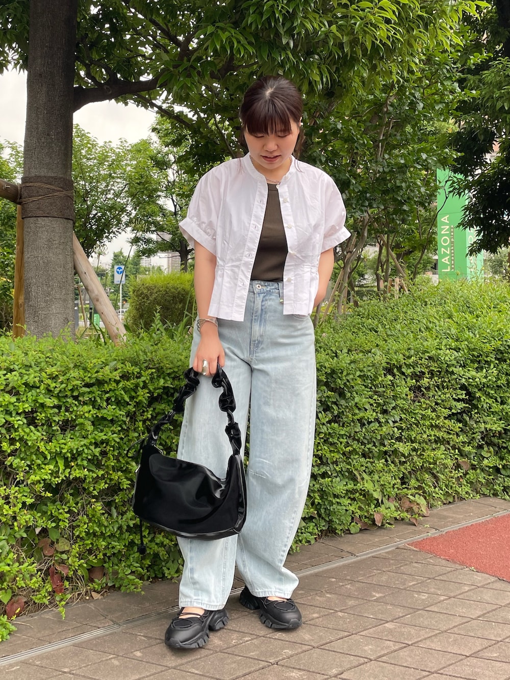 ホワイト系のシャツ/ブラウス、ブルー系のデニムパンツ、ブラック系のサンダルを着用したレディースの夏コーディネートの3枚目の写真