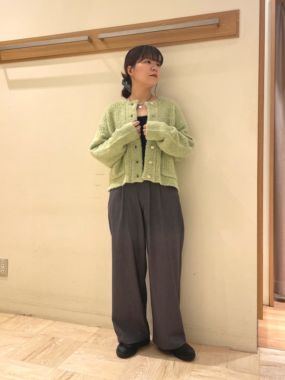 グレー系のその他パンツ、グリーン系のカーディガン/ボレロを着用したレディースの秋コーディネートの2枚目の写真