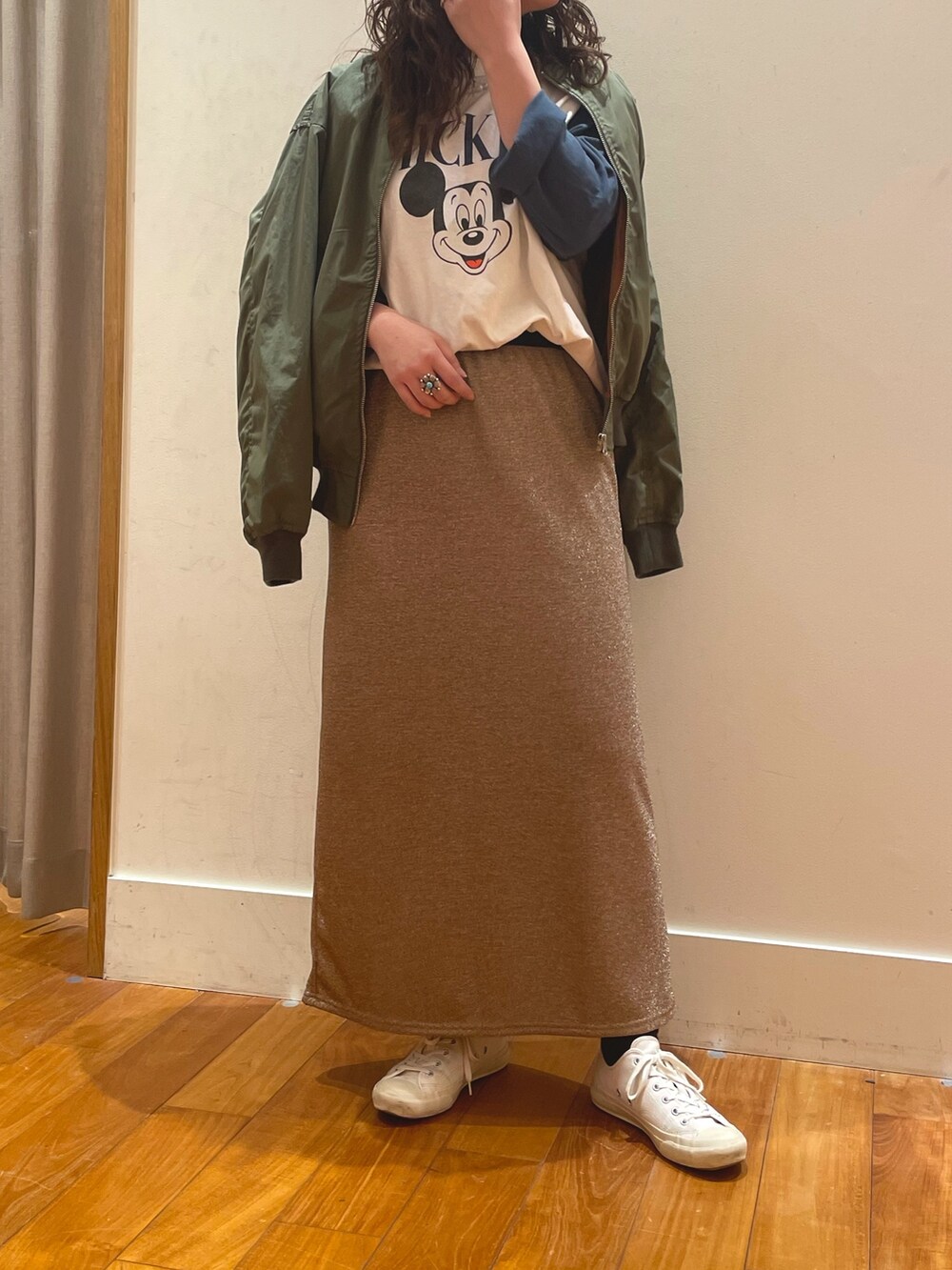 ホワイト系のTシャツ/カットソー、ベージュ系のスカート、グリーン系のブルゾンを着用したレディースの春コーディネートの3枚目の写真