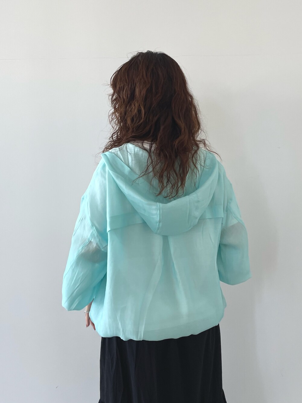 ブルー系のTシャツ/カットソー、ブラック系のスカート、ブラック系のサンダルを着用したレディースの春コーディネートの4枚目の写真